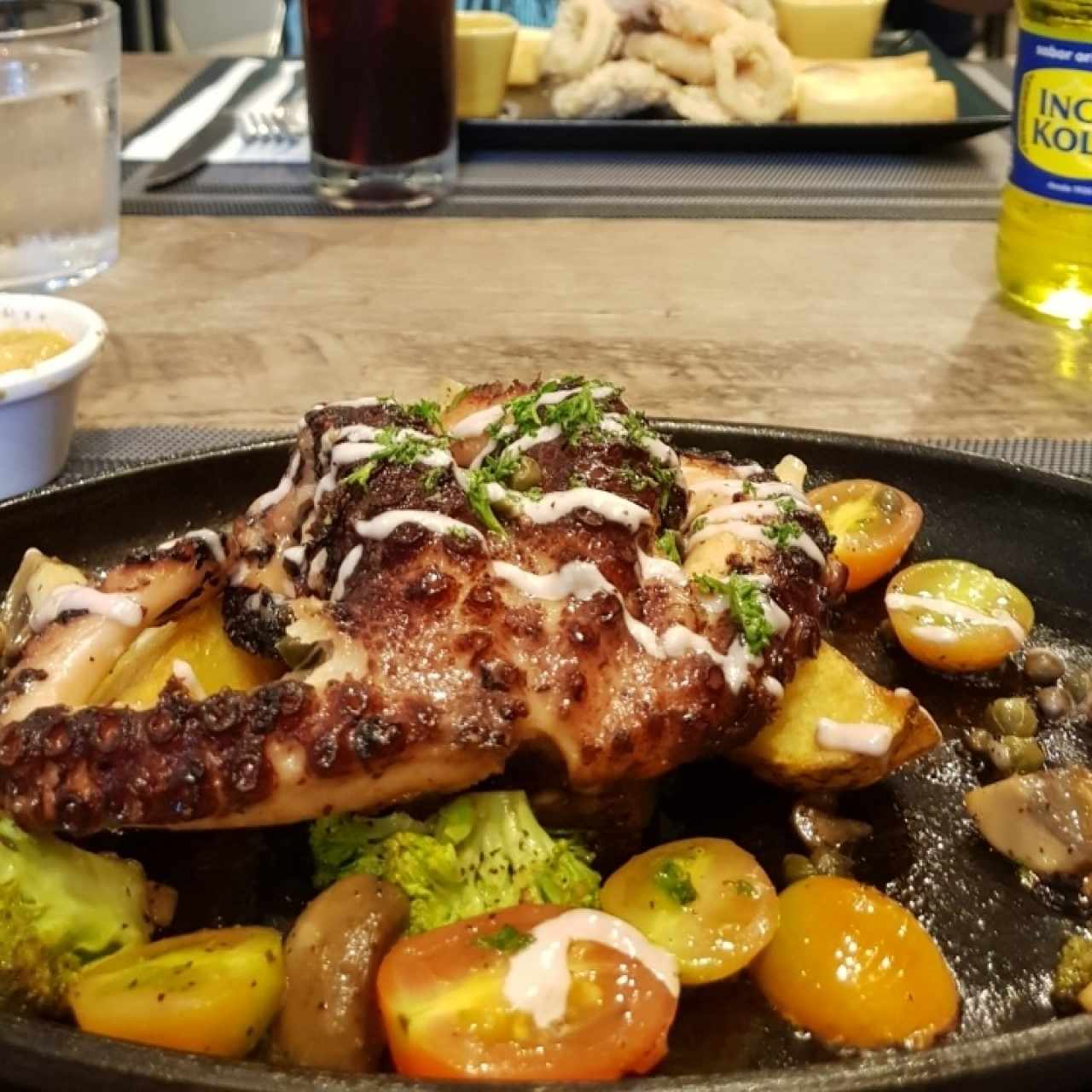 pulpo a la parrilla y al fondo jalea de Mariscos