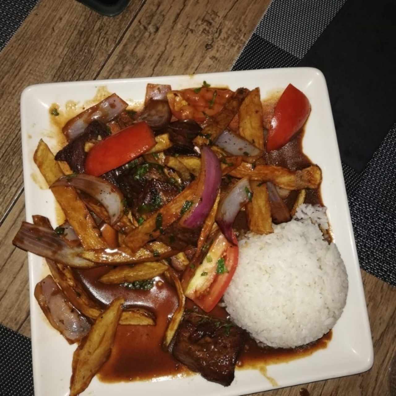 TÍPICO - LOMO SALTADO