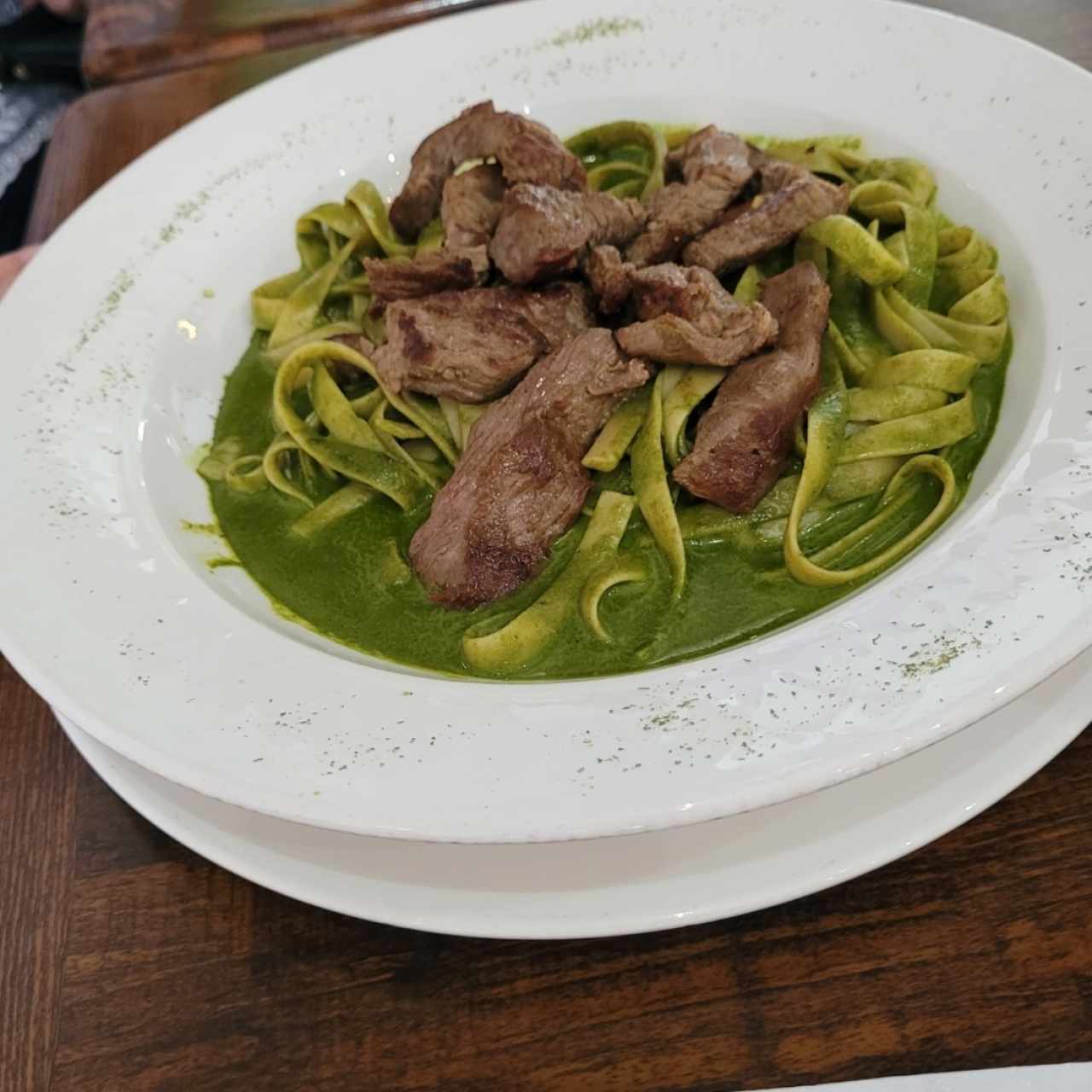 Fetuccini al Pesto con Lomo