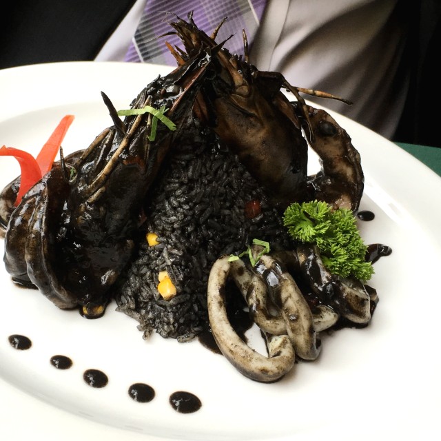 Arroz con calamares en su tinta y langostinos