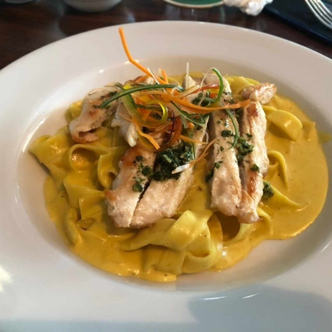 Fetuccini a la Huancaina con Pollo