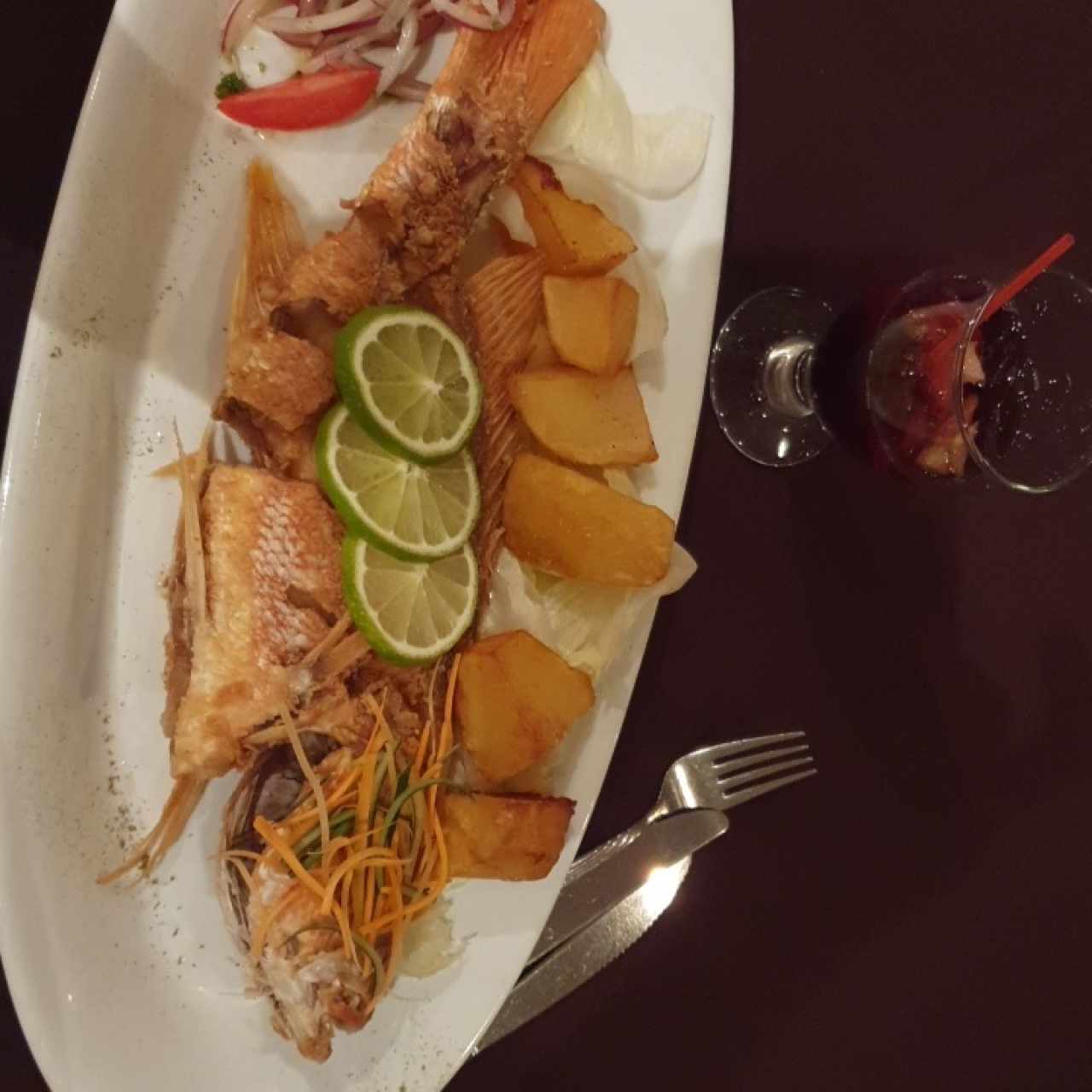 Pargo Frito con Papa Dorada y Zarza Criolla