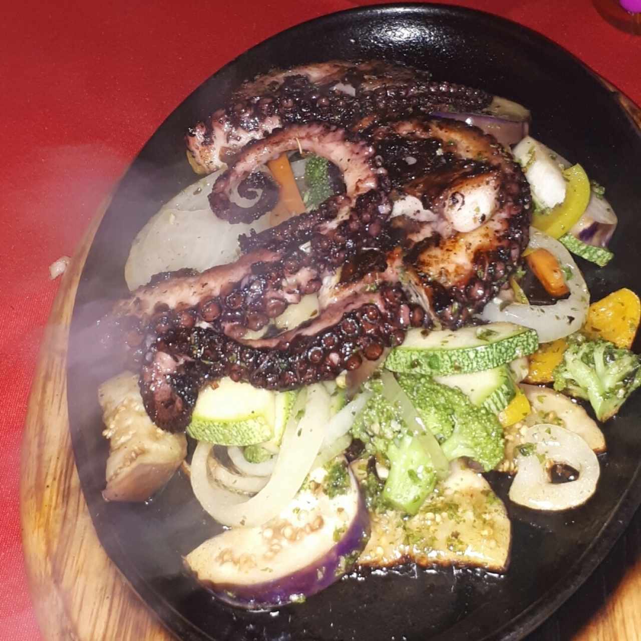 Pulpo a la parrilla con verduras al vapor.