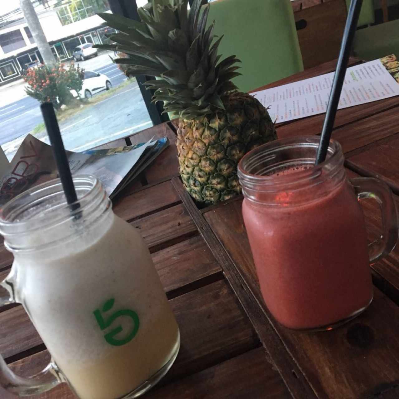 limonada de coco y jugo de fresa