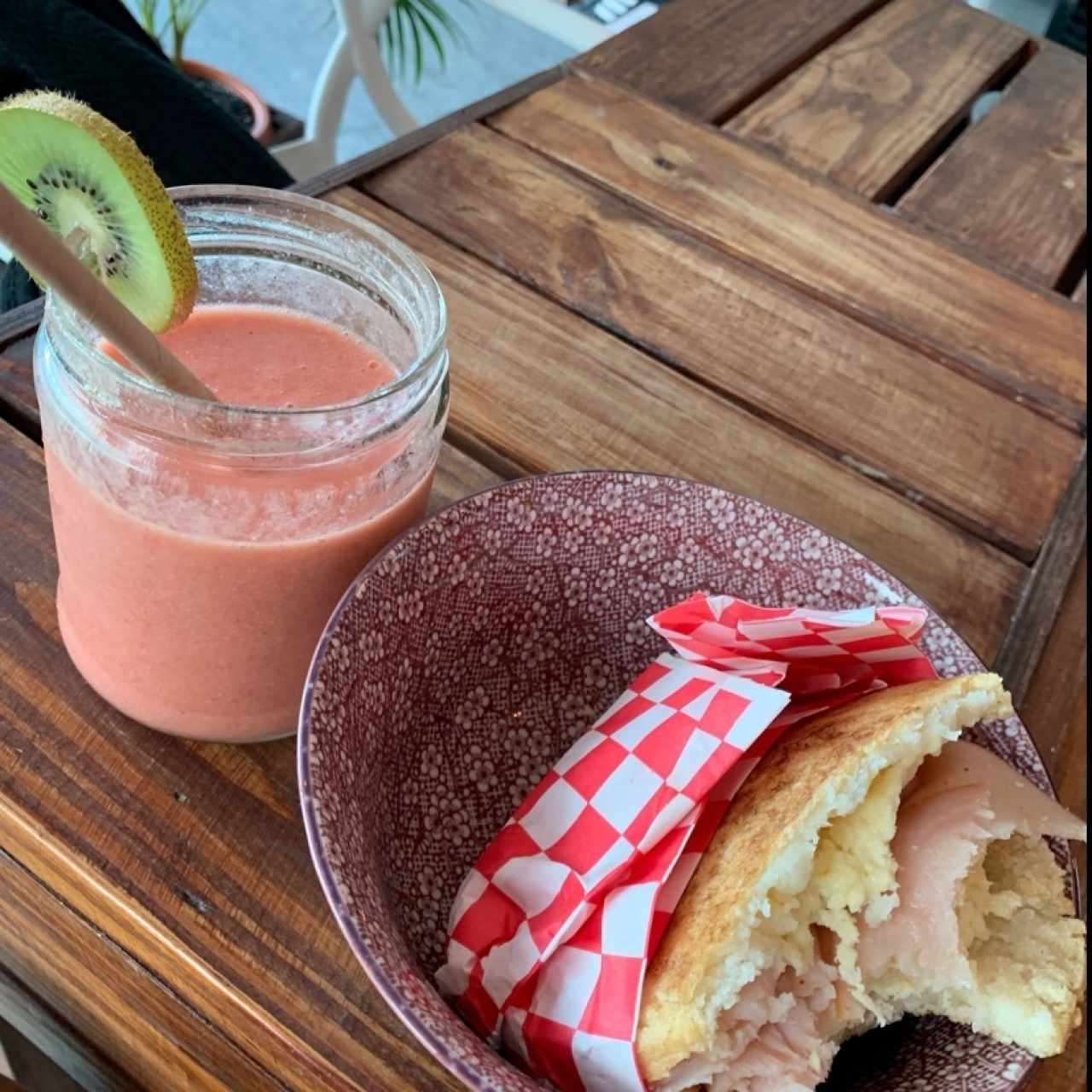 paradise smoothie y arepa de queso y jamon