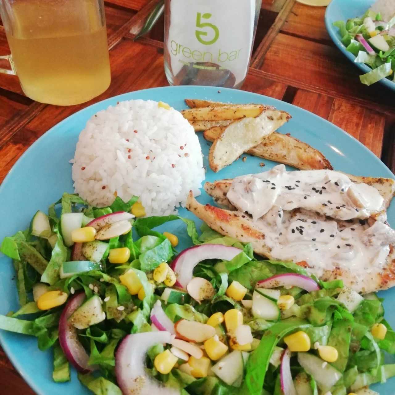 arroz blanco, papas, pollo con salsa blanca, ensalada de vegetales crudos 