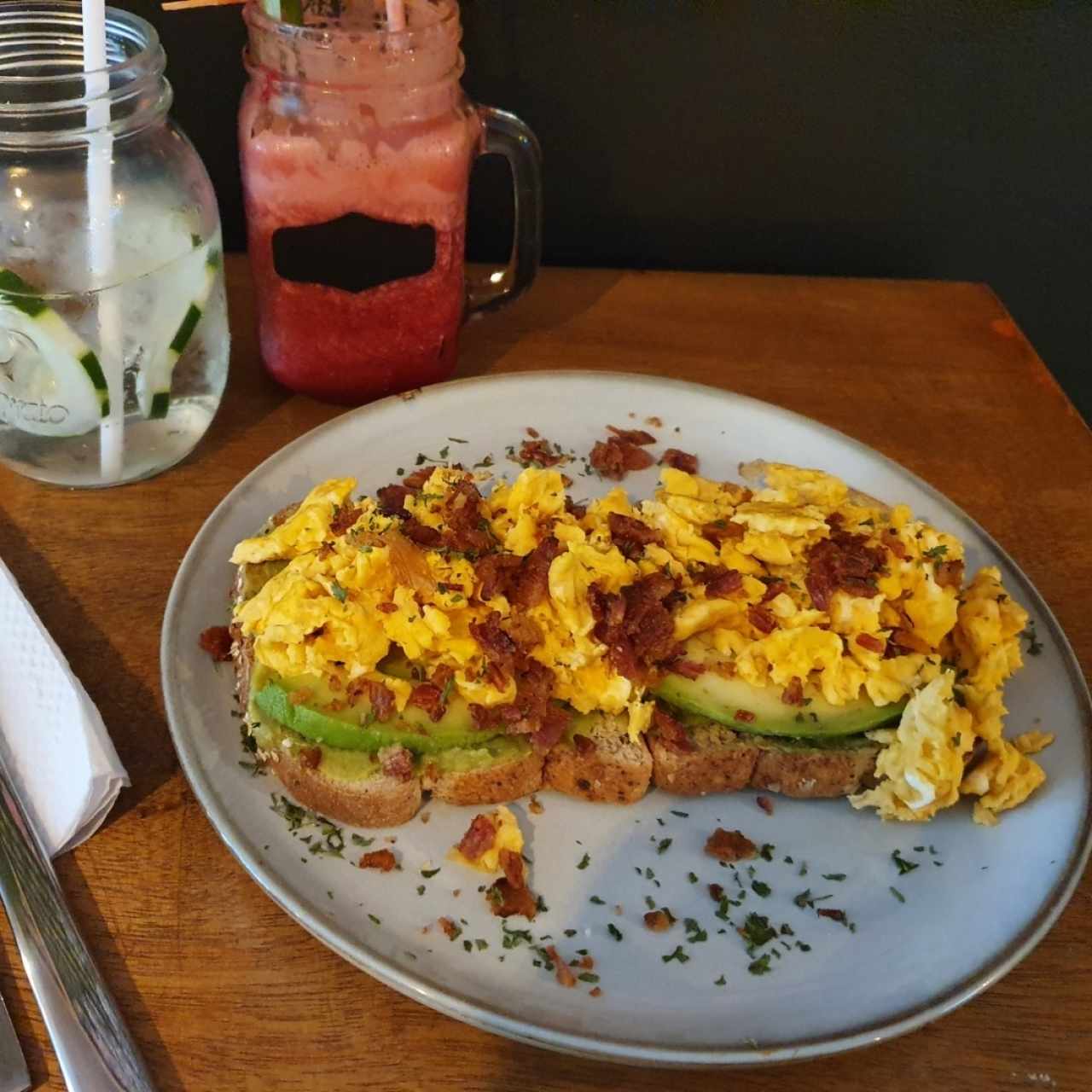 Tostadas con huevo y aguacate 