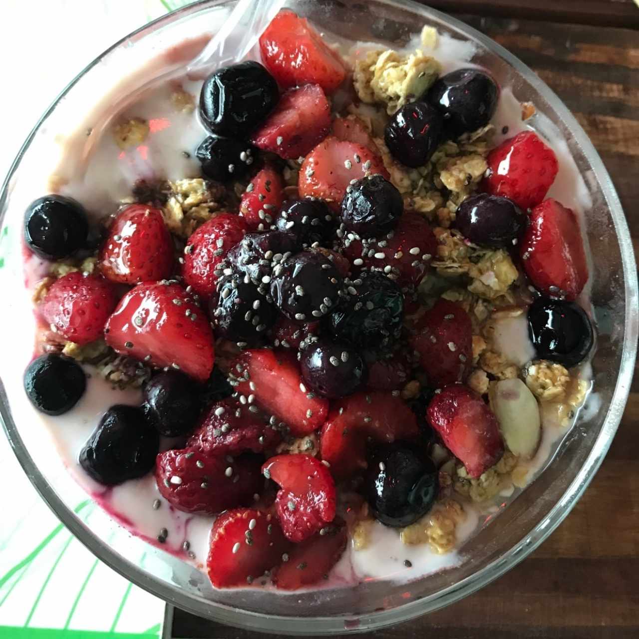 yogurt con açai y granola