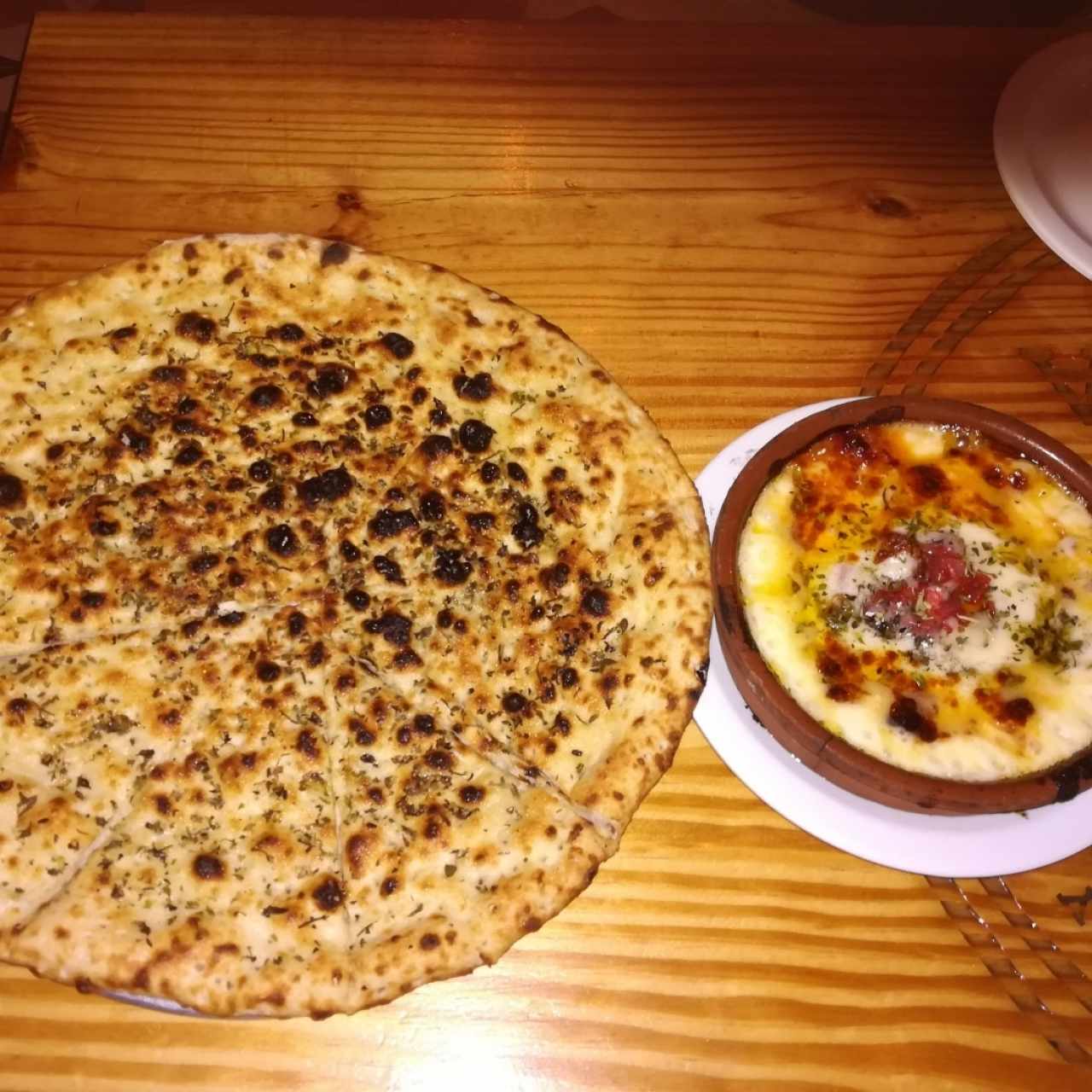 Focaccia y queso fundido con chorizo