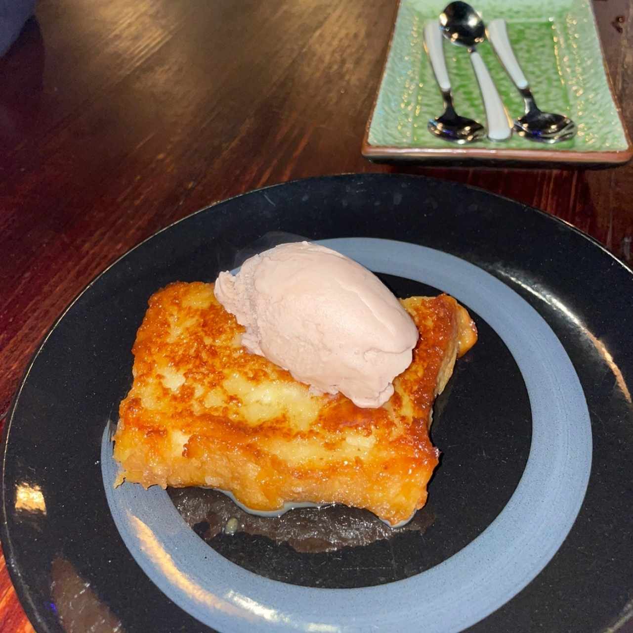 Torrija con helado de amaretto