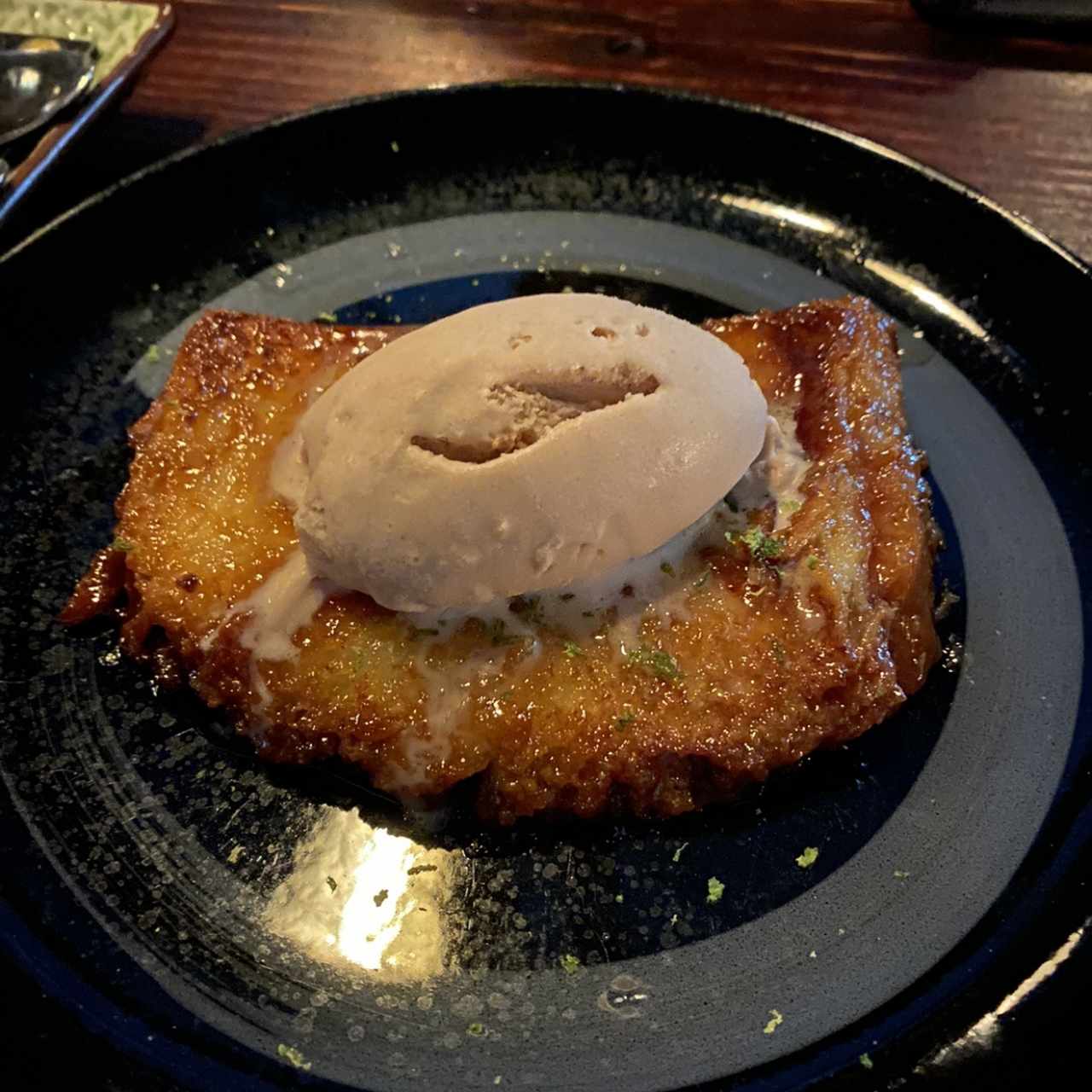 Postre torrejita con helado de amaretto