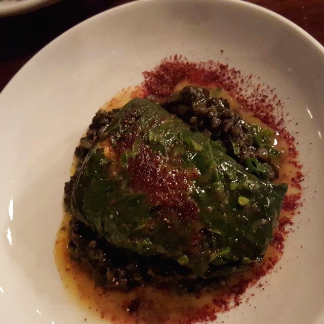 Pesca del día con risotto de cebada en tinta de calamares 