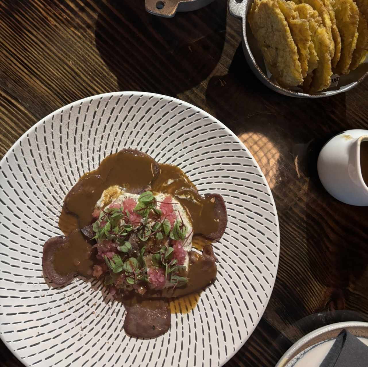 Lengua Grasfed en salsa Vindalo con Rata y Salsa acevichada