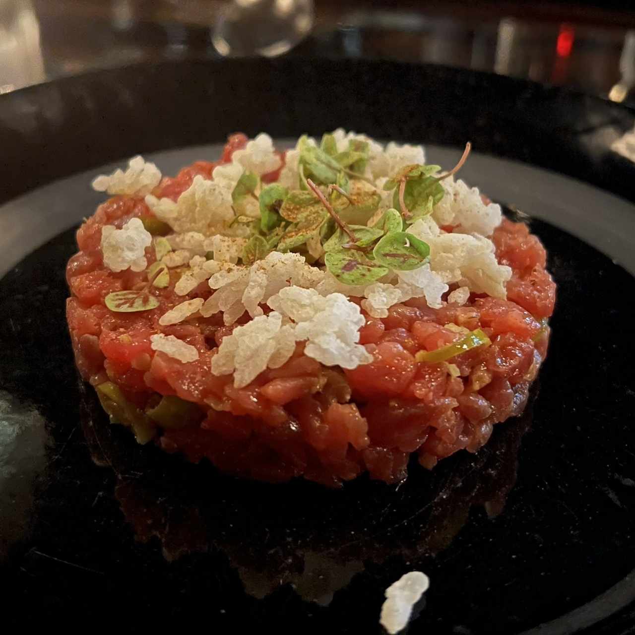 Tartare de Res Grass fed local,con guindillas y hojaldras