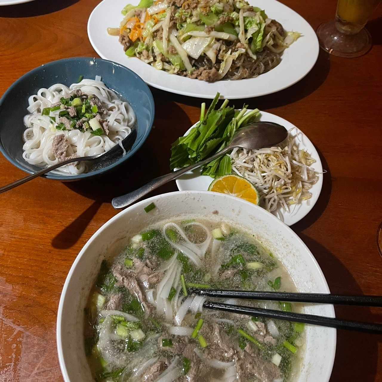 Pho Tái Sopa de res salteada con jengibre y fideos salteados