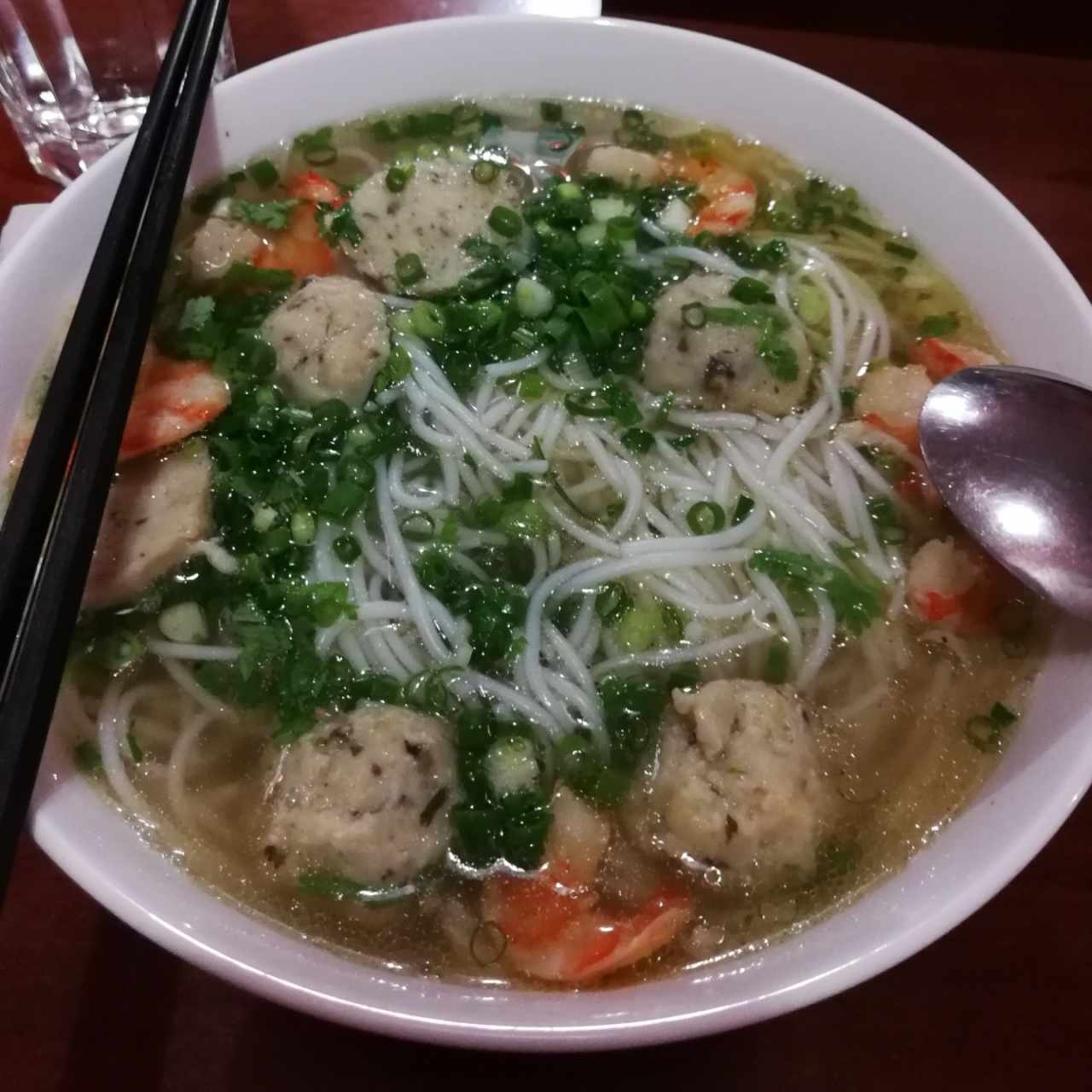 pho con camarones y albondigas