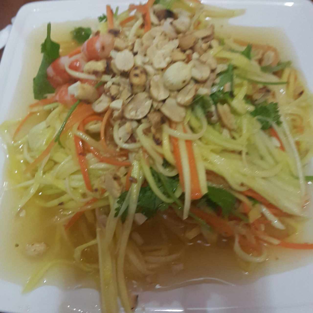 Ensalada de mango con camarones