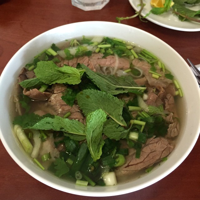 Pho, delicioso a pesar de no tener albahaca, frijol nacido ni jalapeño.  La cocina es del norte de Vietnam