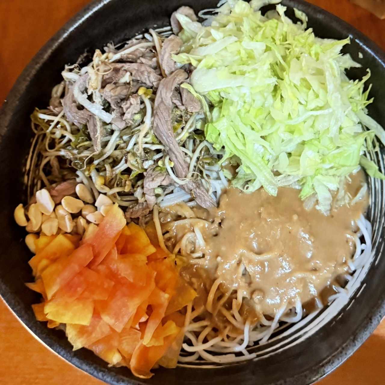 Bún Bó Nam Bo Fideos de arroz con carne salteada