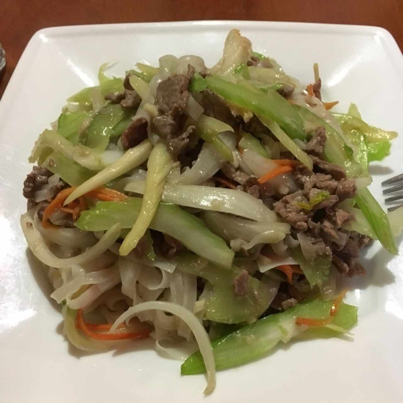 Fideos de arroz con vegetales y carne