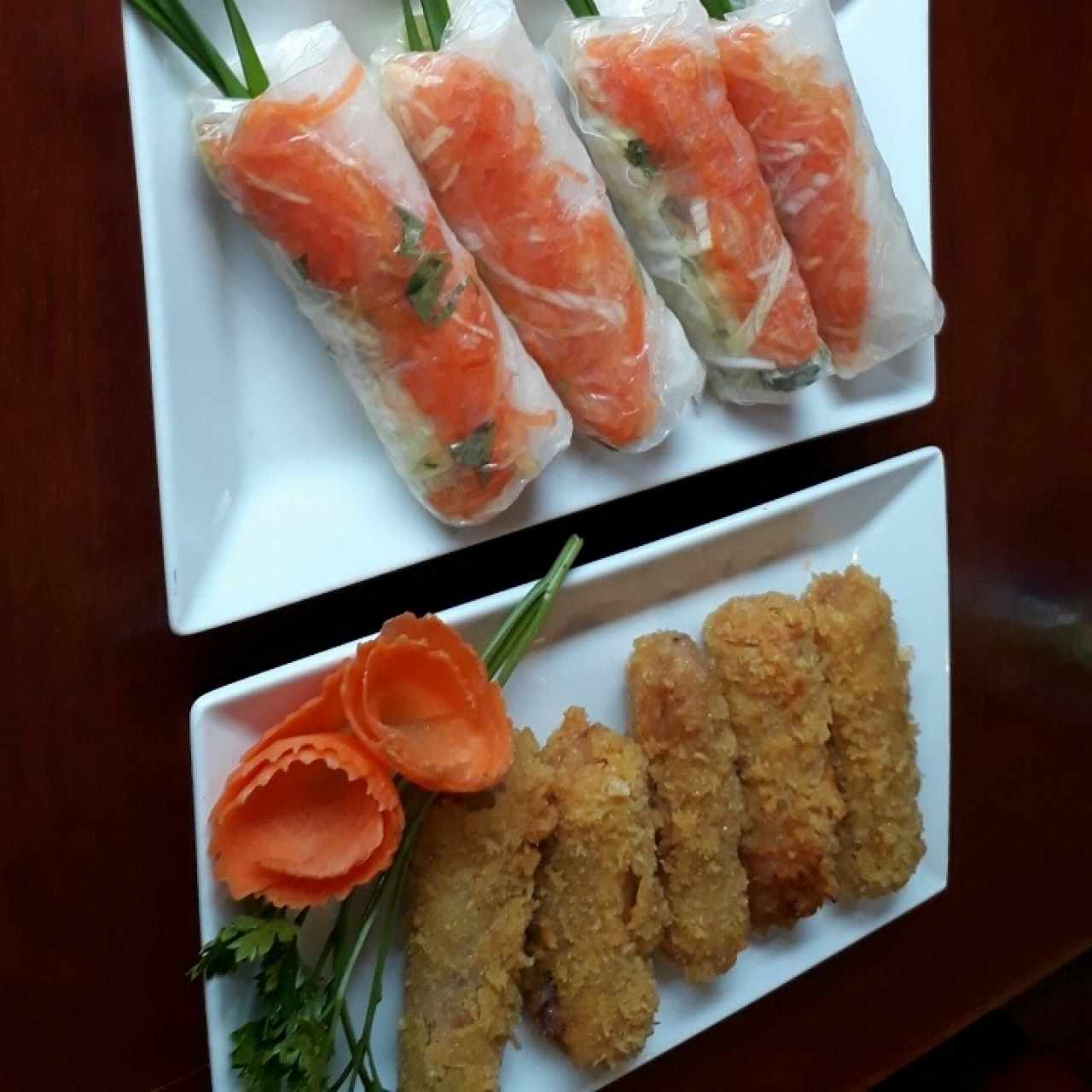 rollos de vegetales y rollos de camarones