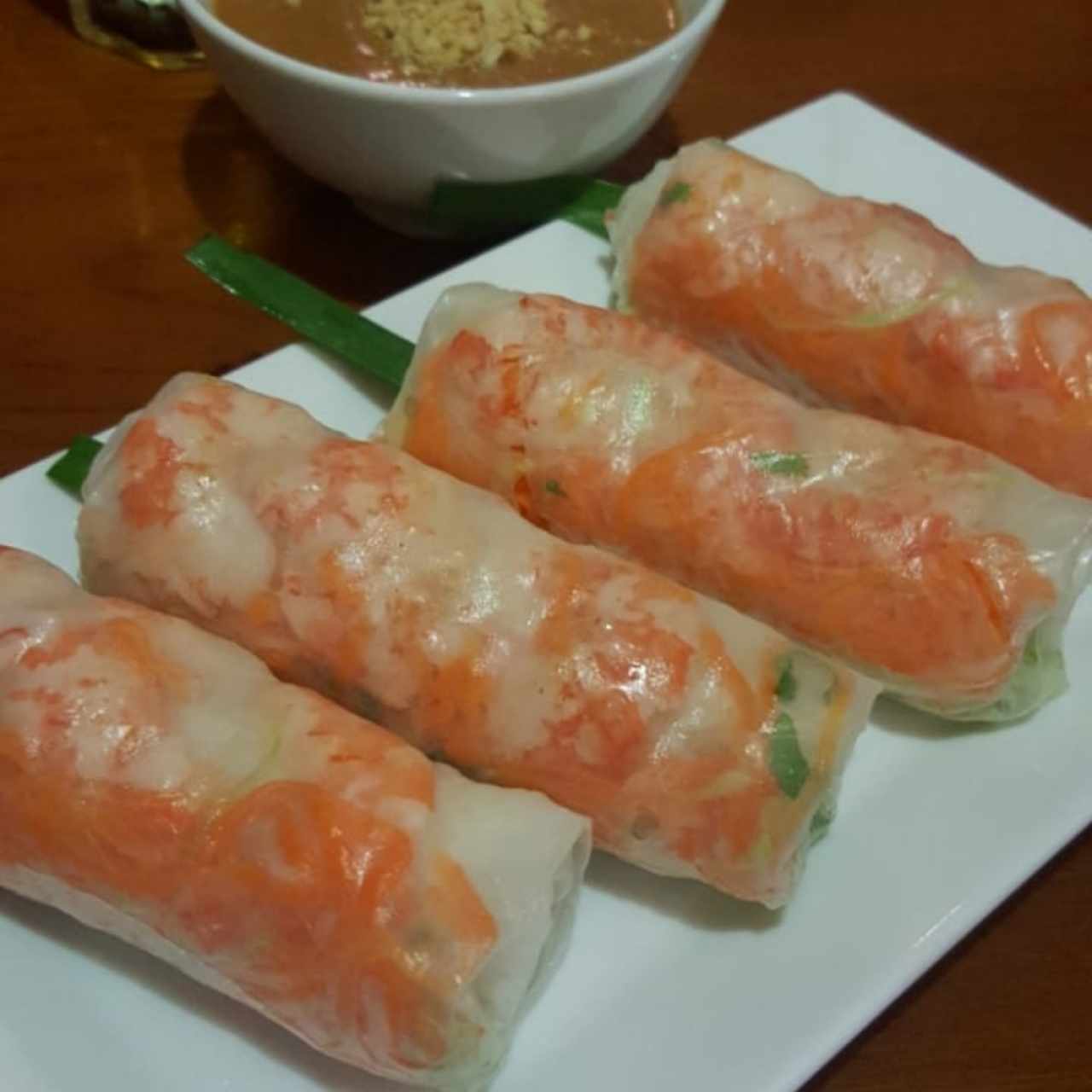 rollos de vegetales con salsa de maní