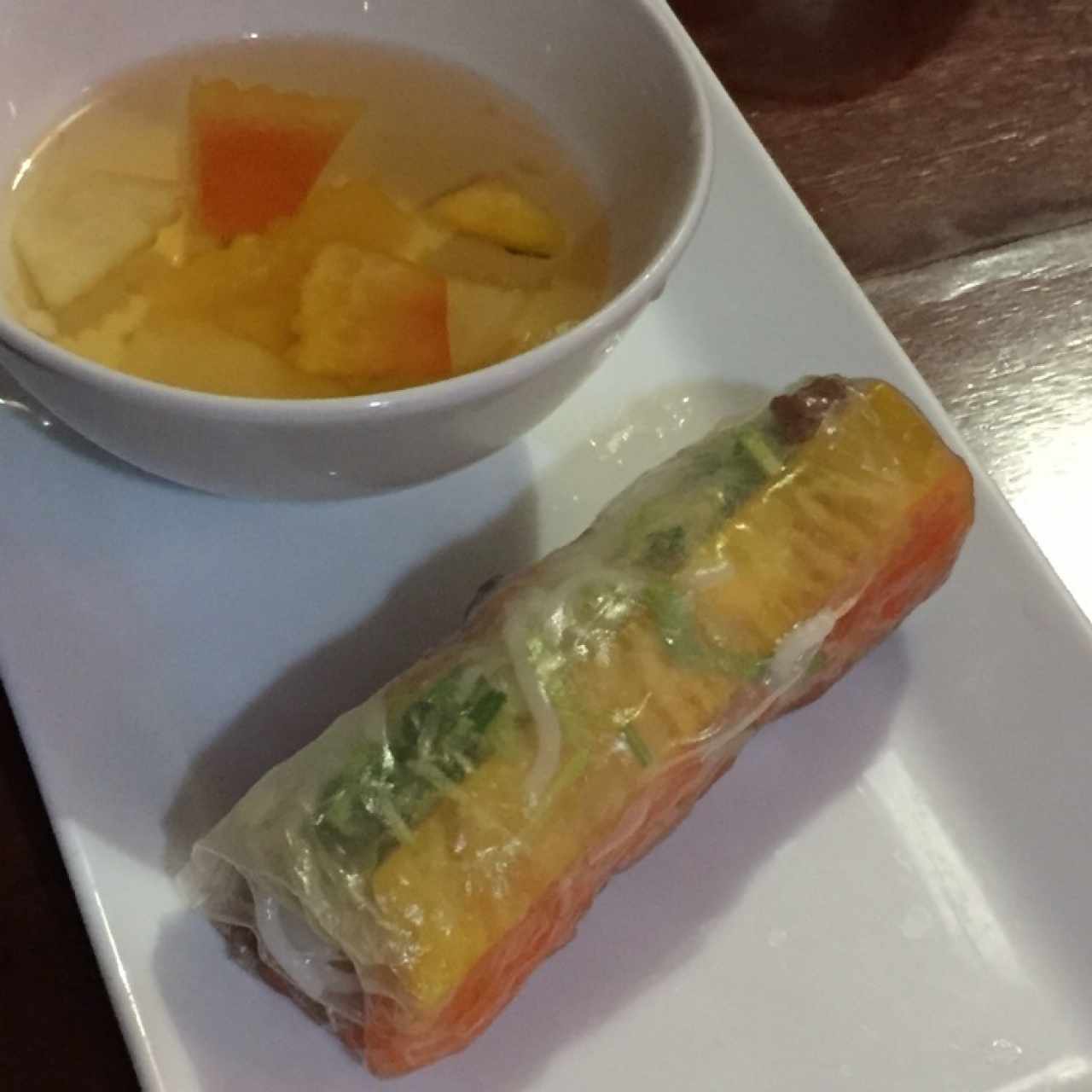 Rollos frescos de carne de res y piña