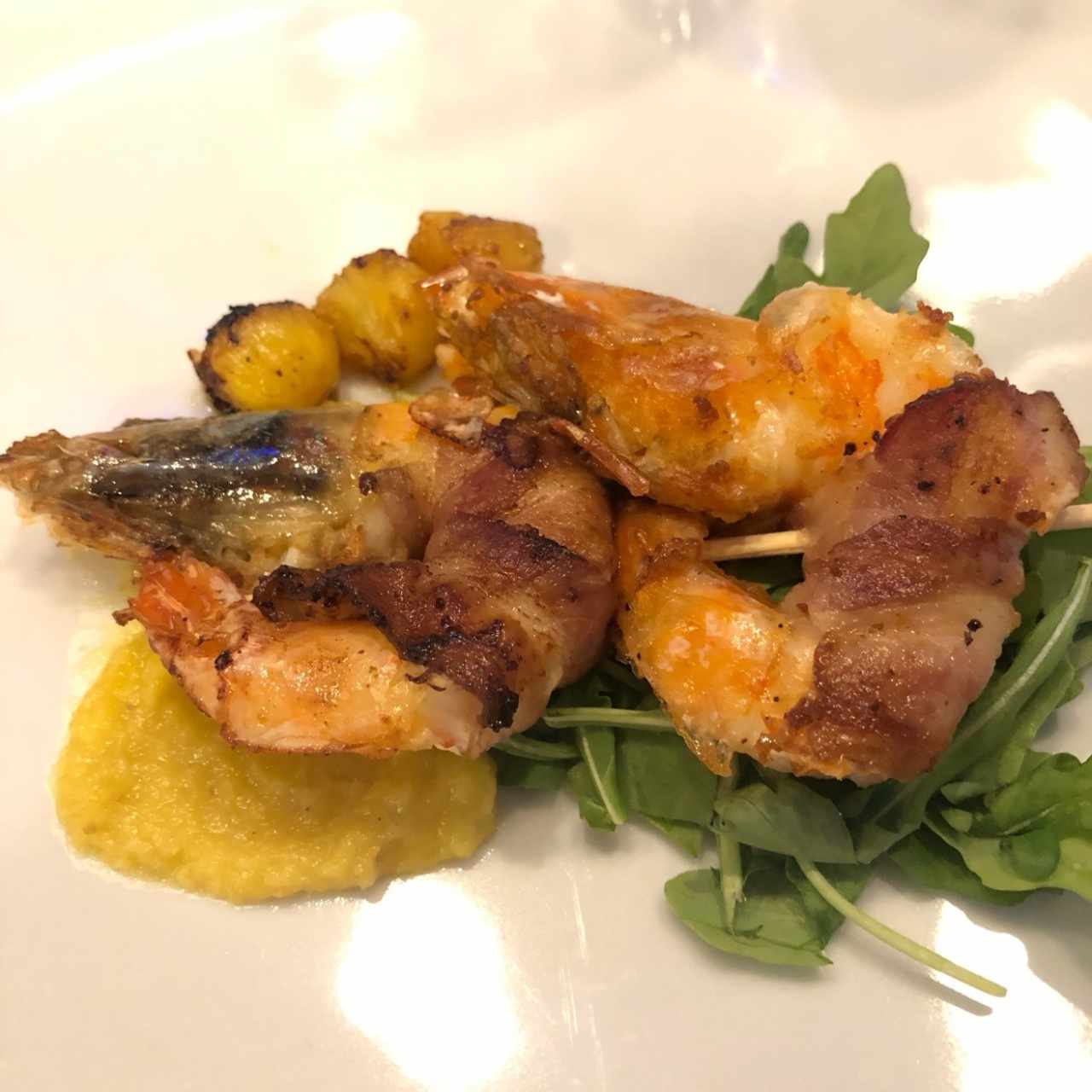 langostino con tocineta y salsa de piña 