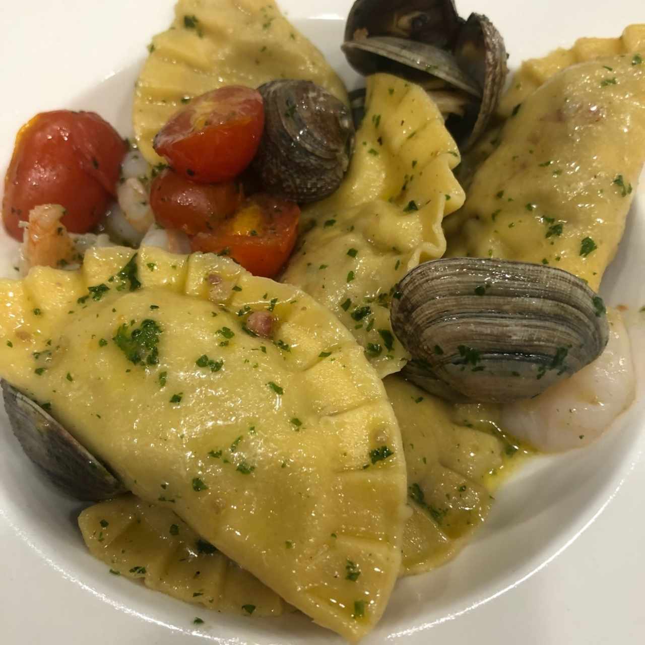 raviolis relleno de pulpo con salsa de almeja y camaron