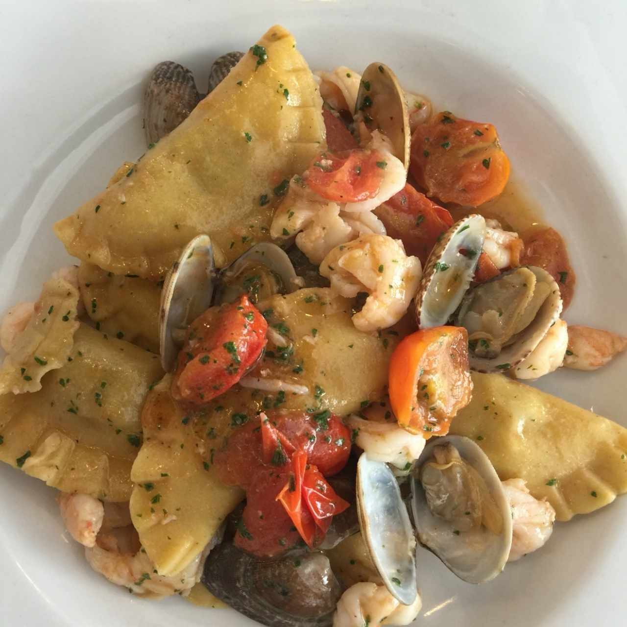 Tortellinis rellenos de papa y pulpo con frutos del mar