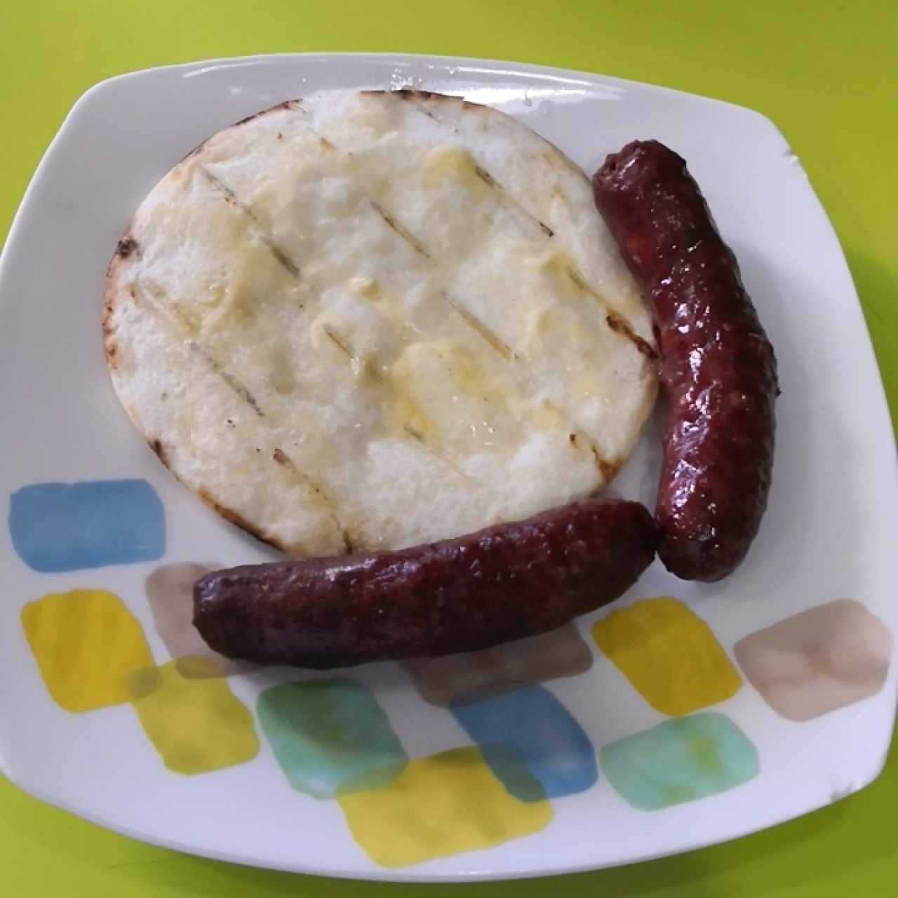 Chorizo con Arepa