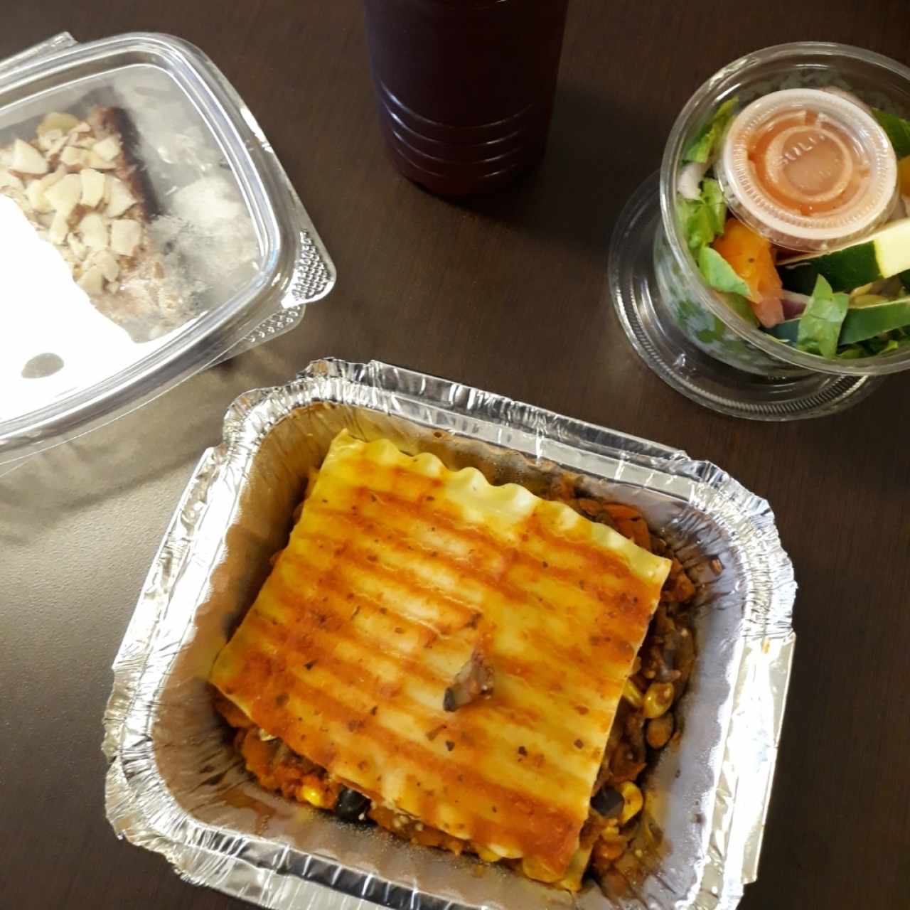 lasagna de frijoles negros, ensalada y vegan cake