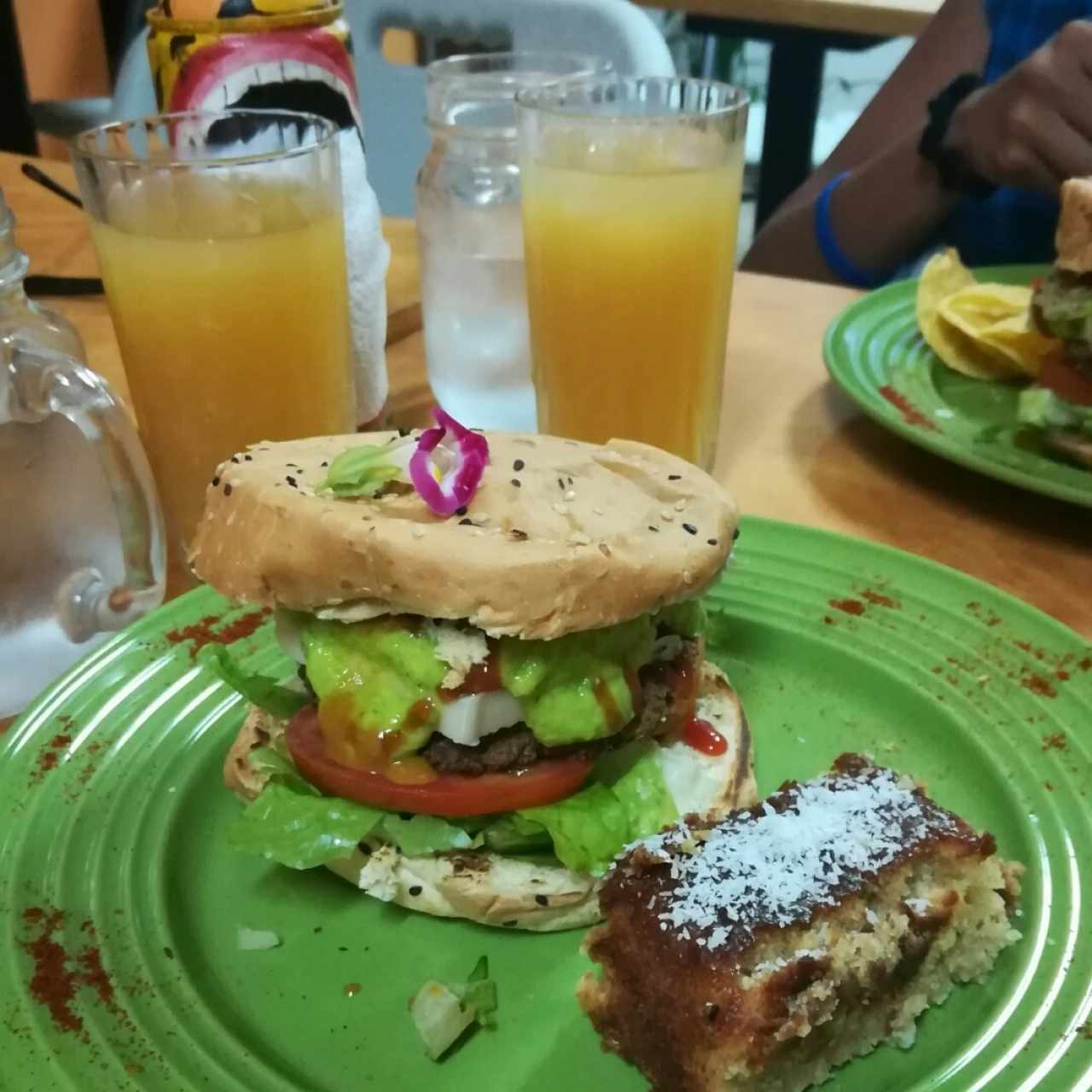 Hamburguesa Frida con cake de piña y chicha de naranja y raspadura