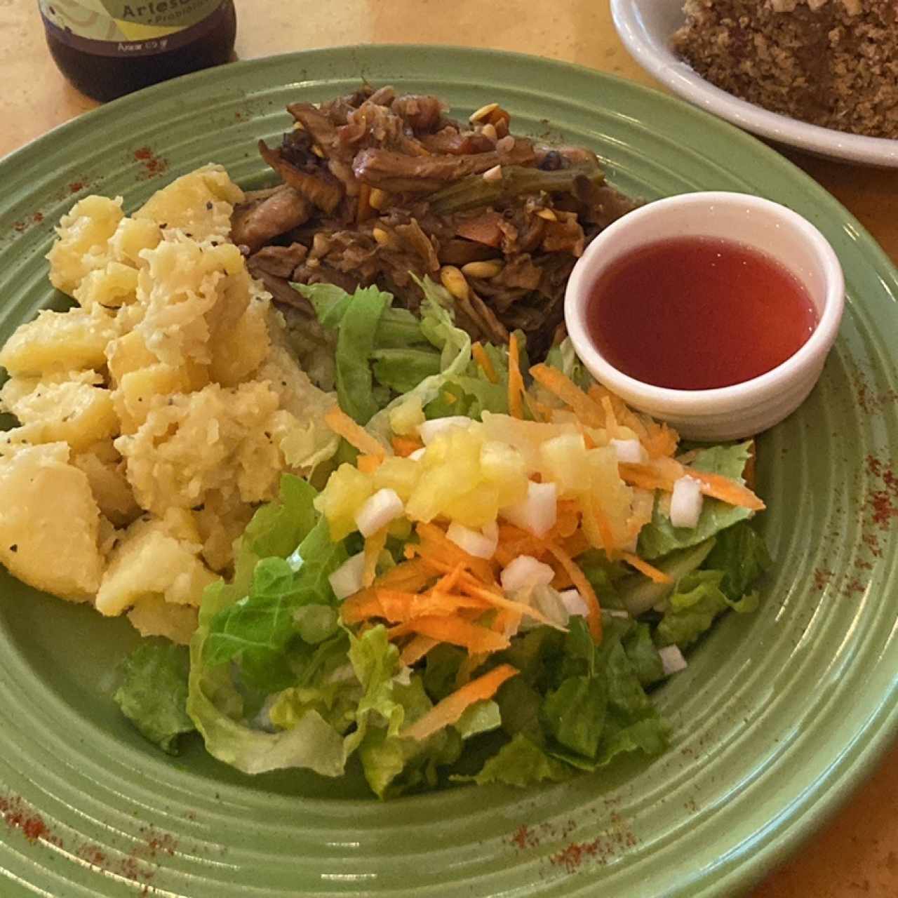 Hongos, papas y ensalada de verduras 