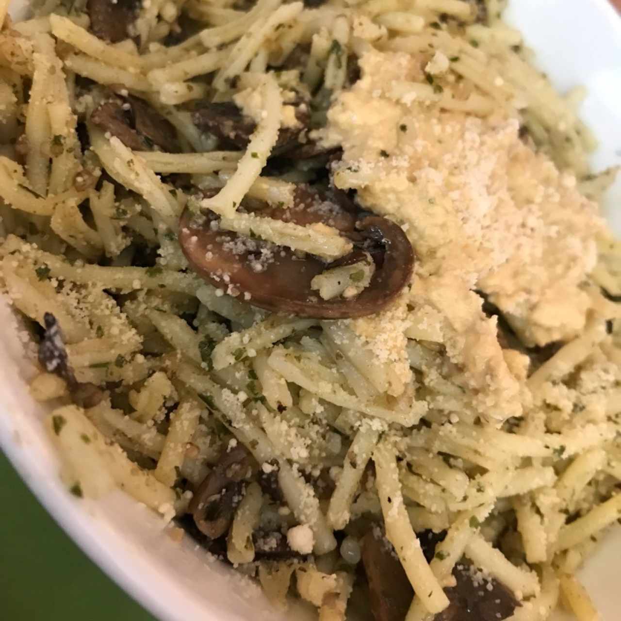 pasta con hongos y pesto vegano