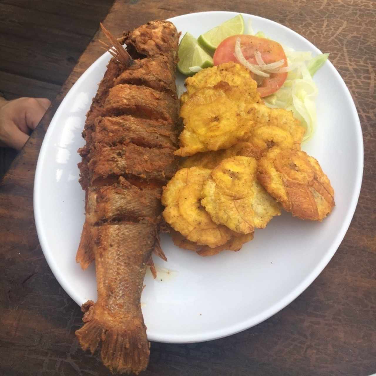 Pescado frito con patacones