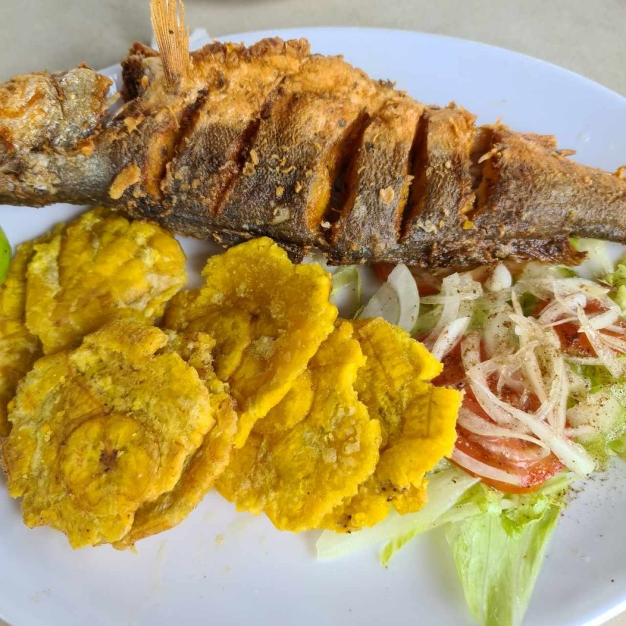 Pescado Frito con Patacones