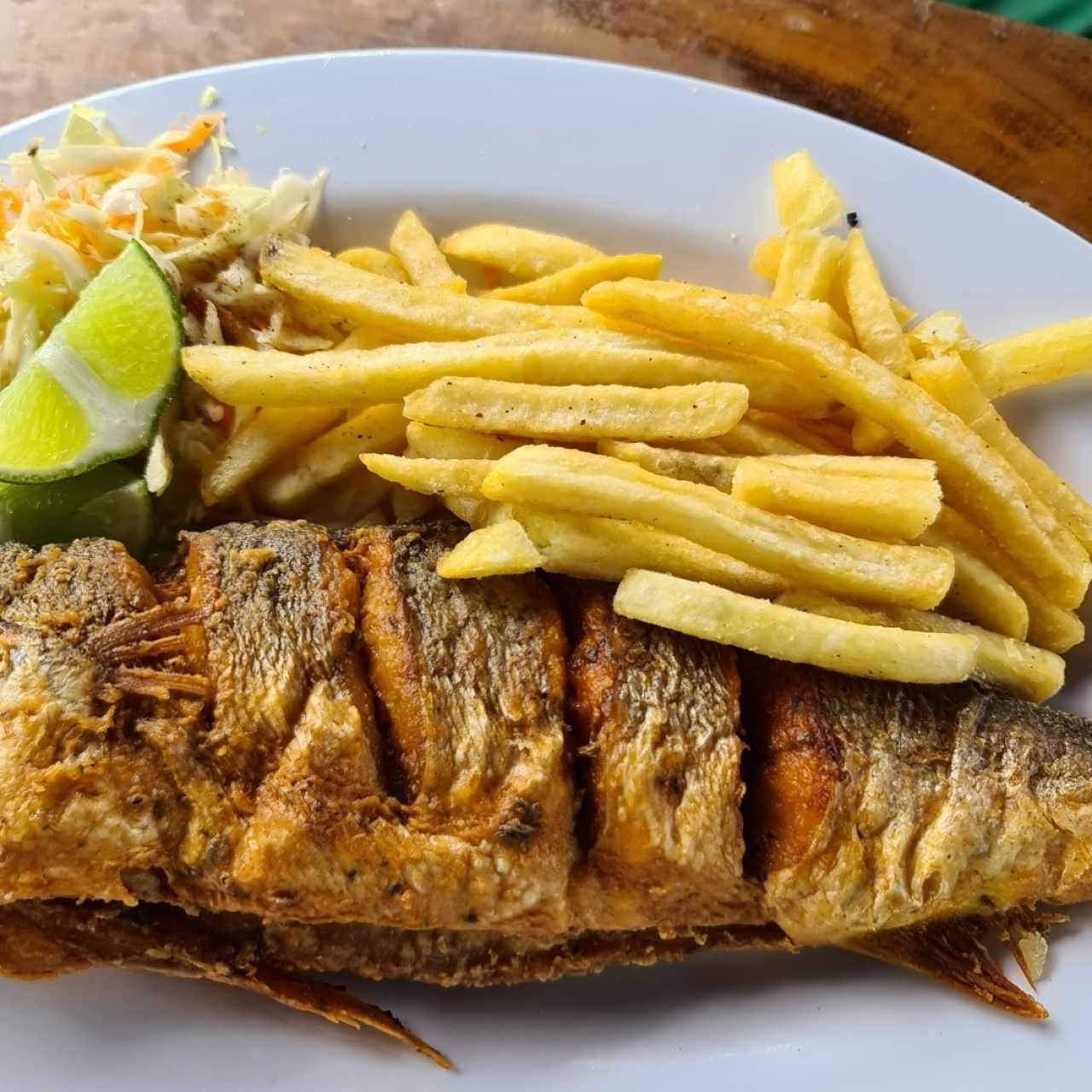 Pescado Frito con Papas 