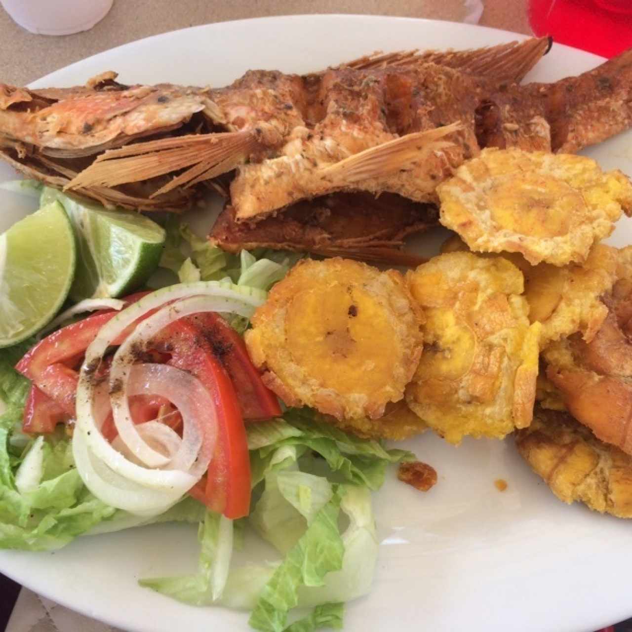 Pescado frito con patacones 