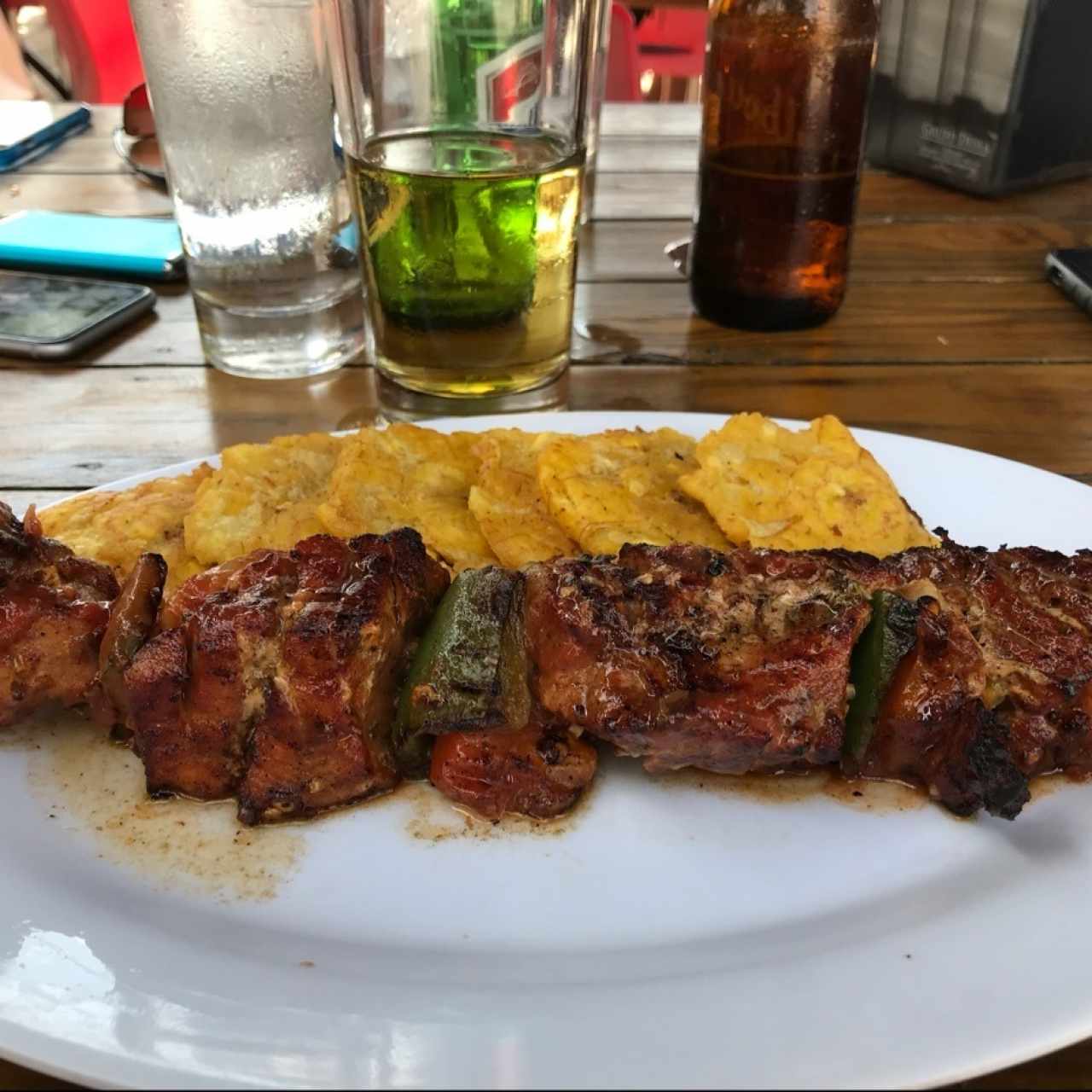 brocheta de puerco con camarones