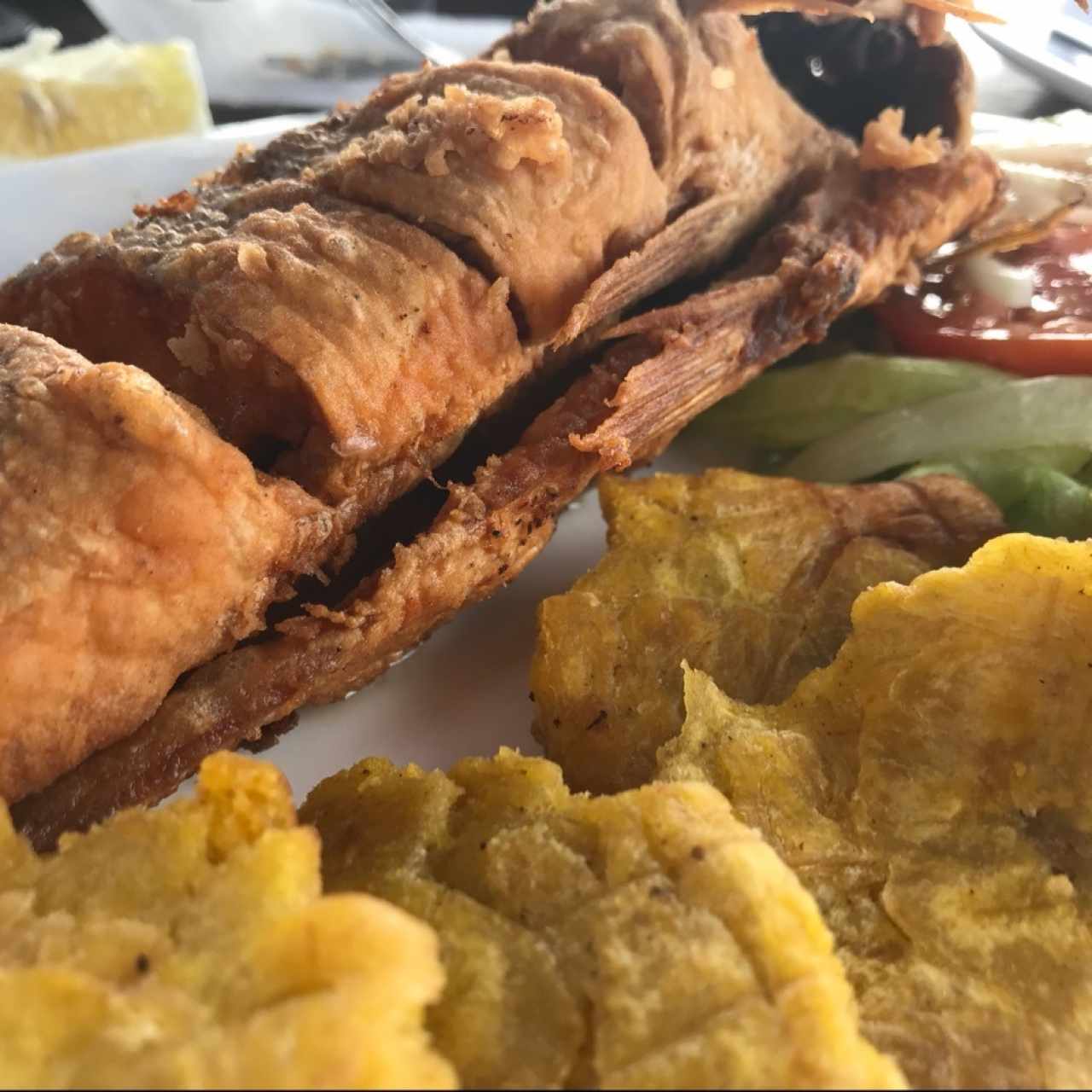 pescado con patacones