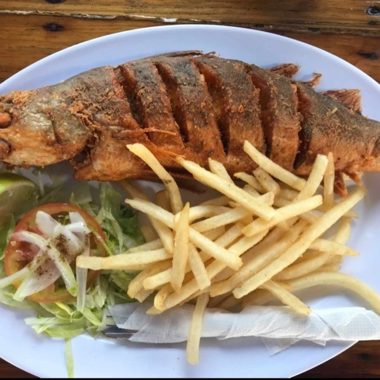 pescado frito con papas fritas