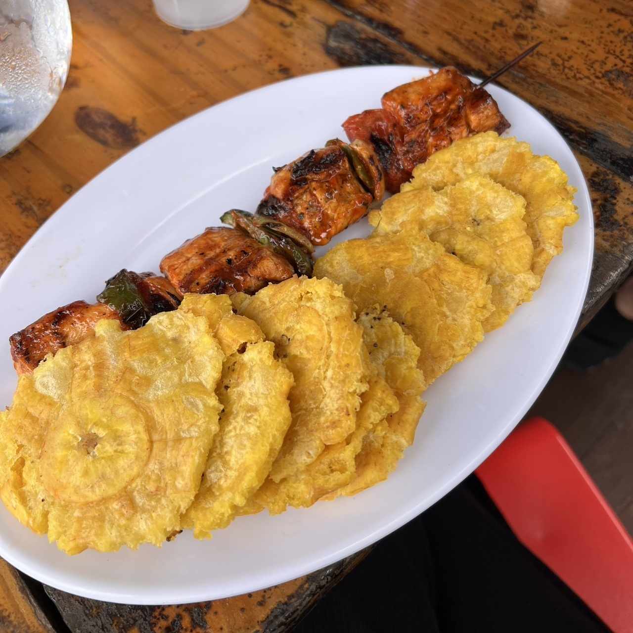Parrillada - Brocheta de pollo con patacones