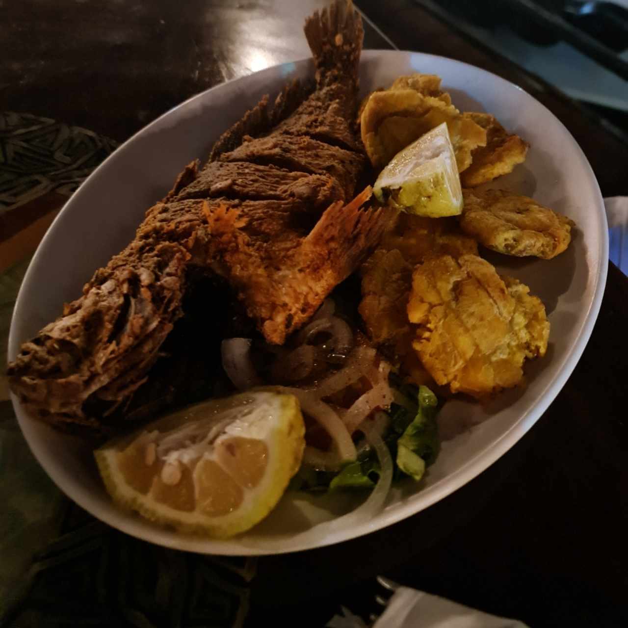 Pescado Frito con patacones 