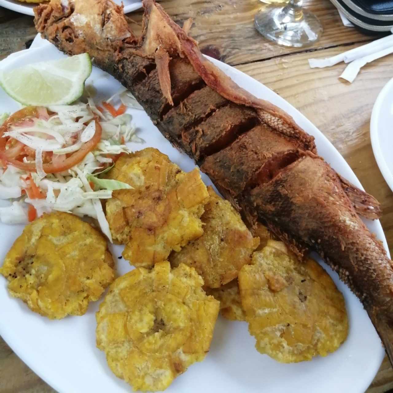 Pescado frito con patacones