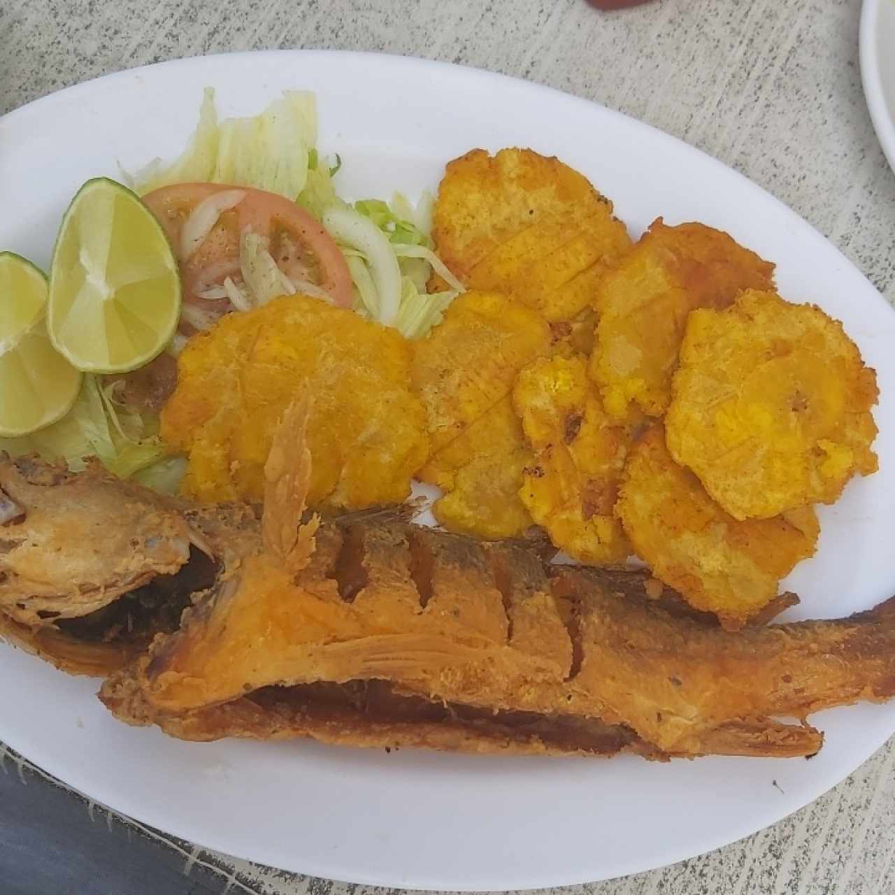 pescao con patacones