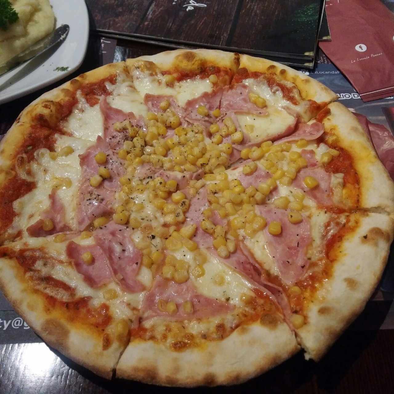 Pizza de jamón cocido con maiz