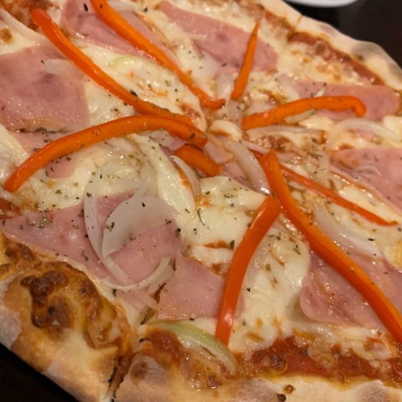 Pizza de jamón, cebolla y pimnetones