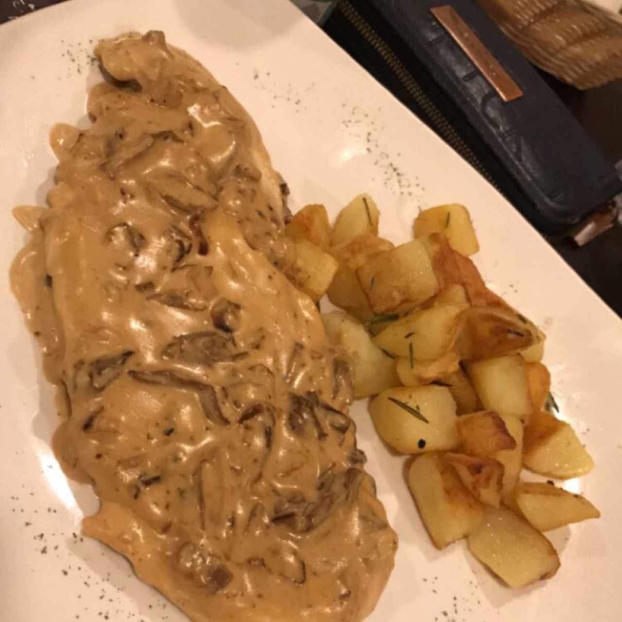 filete de pollo en salsa de hongos con papas al romero