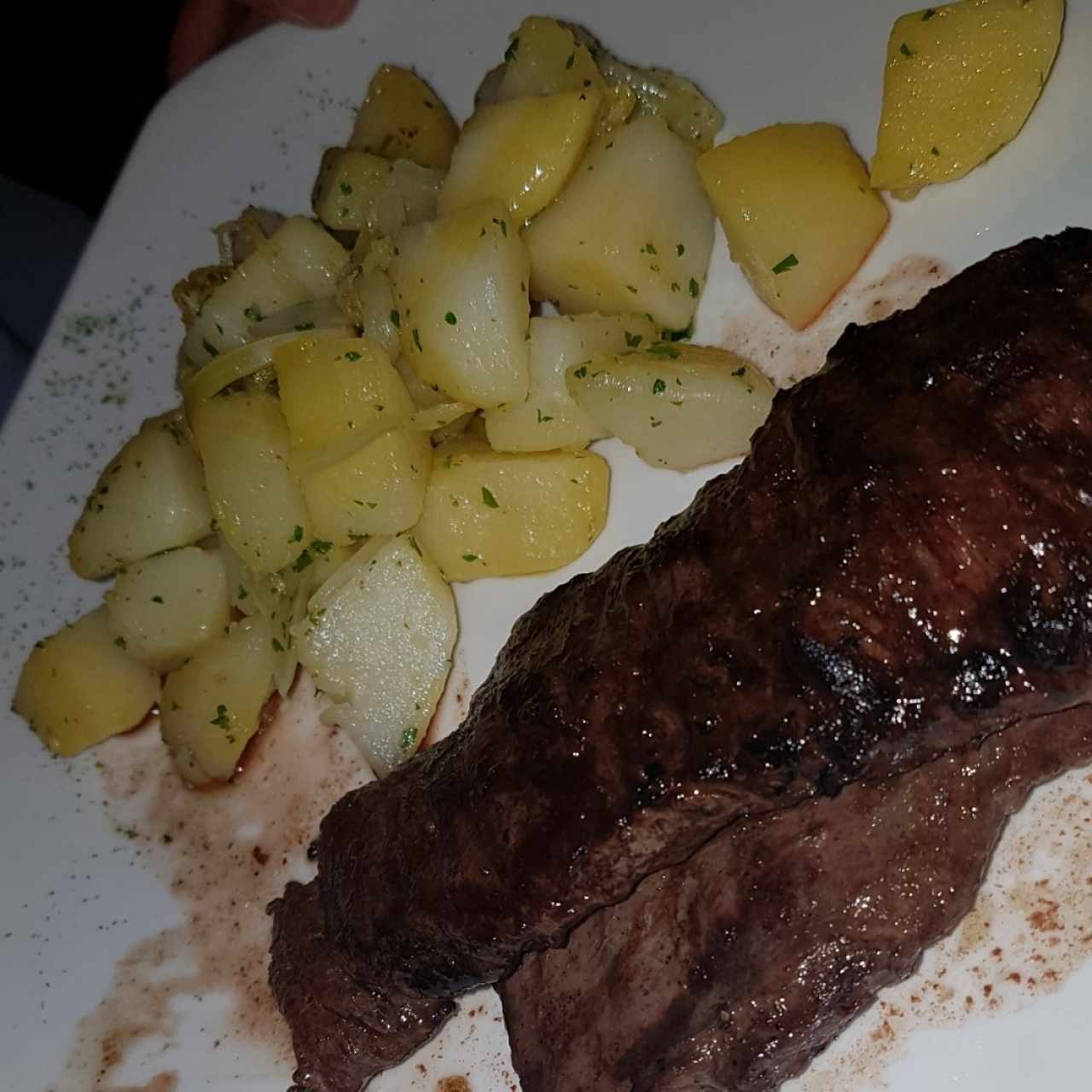 entraña con papas salteadas